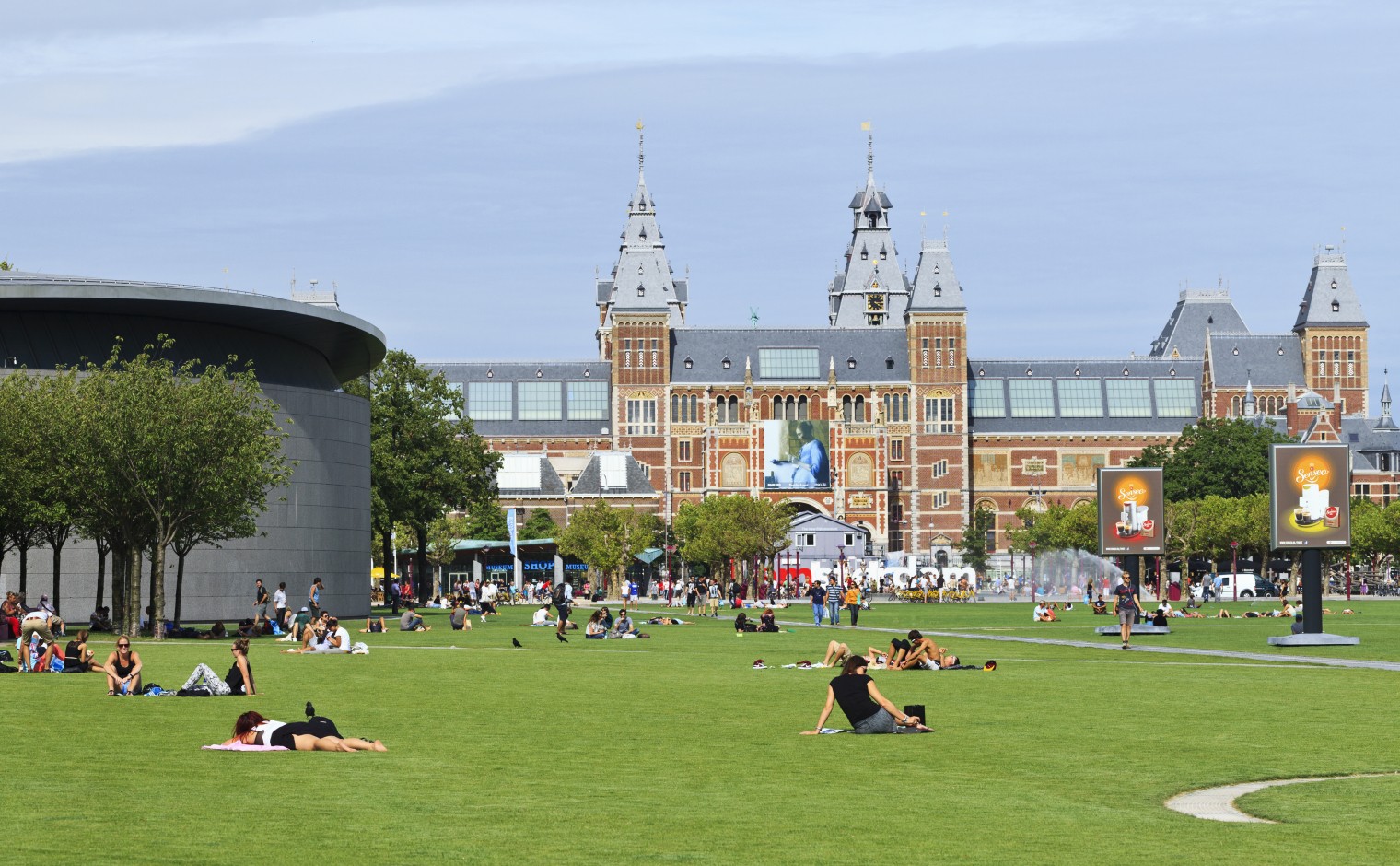 Het museumplein in Amsterdam, met links het Van Gogh Museum en in het midden het Rijksmuseum.