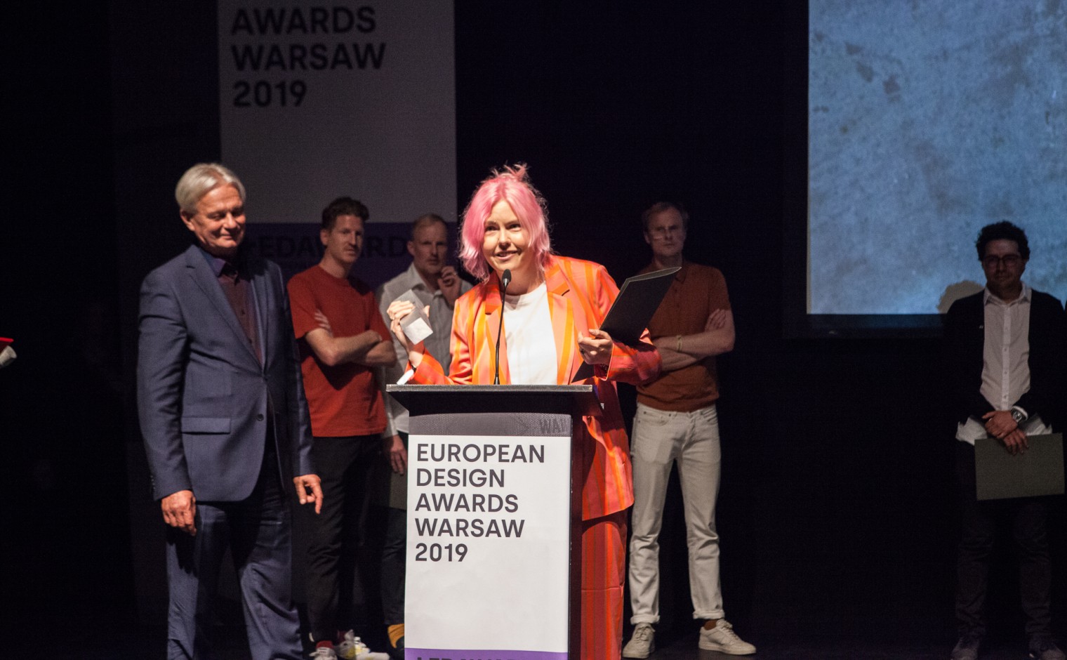 Dana Dijkgraaf neemt European Design Award in ontvangst