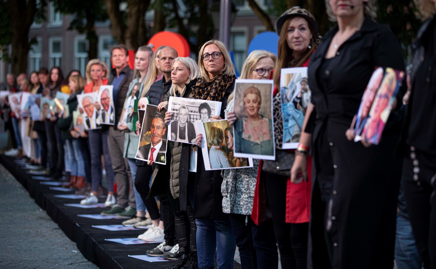 Het menselijk lint tijdens de actieavond 'Nederland staat op tegen kanker' - Den Bosch.