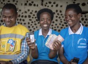 100WEEKS: Afrikaanse vrouwen uit extreme armoede halen met SMS-donaties
