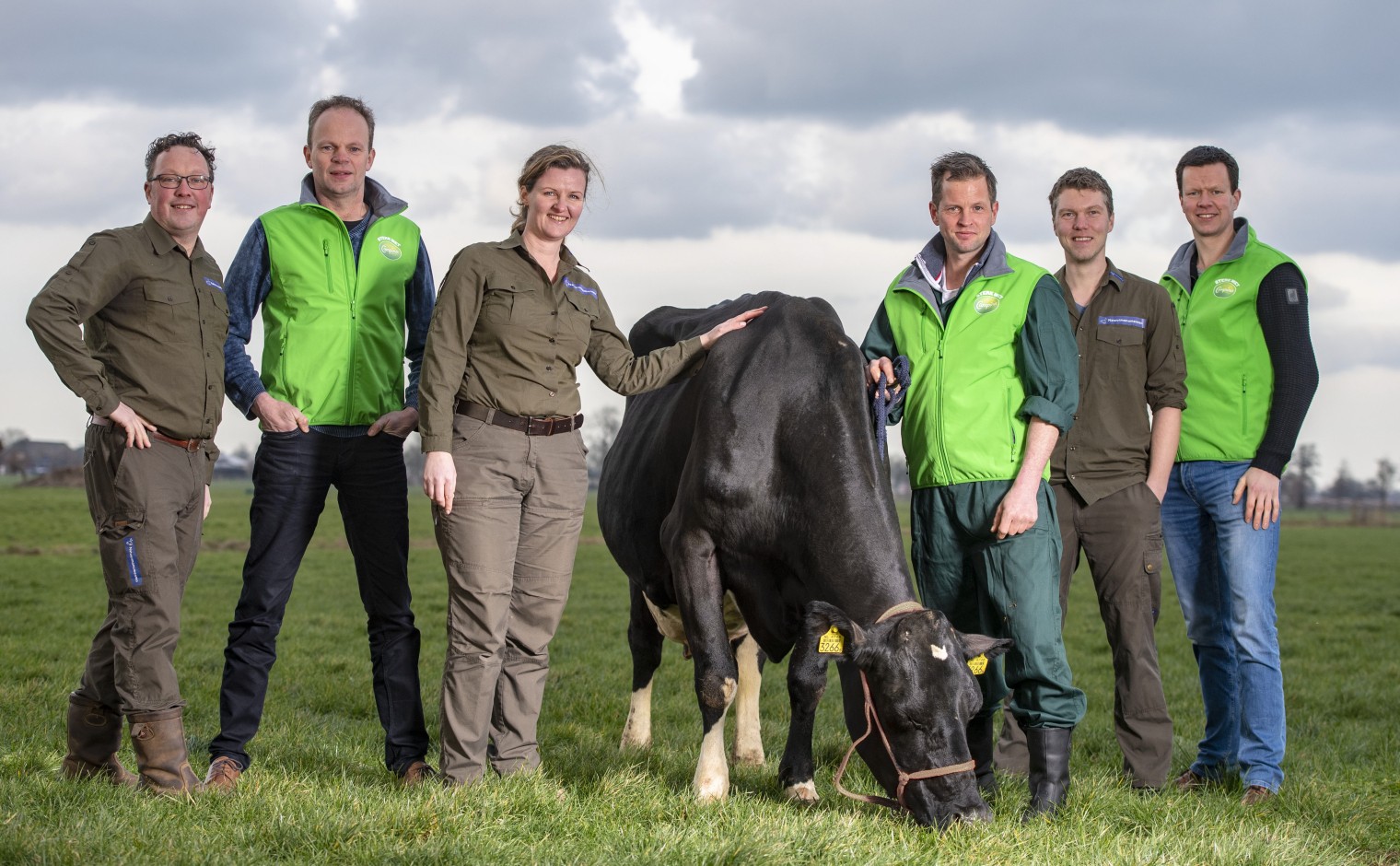 Boswachters Natuurmonumenten en
boeren Campina slaan handen
ineen voor versterking Nederlandse
Natuur. Vlnr: boswachter Jan Quik,
melkveehouder Niels Wassenaar,
boswachter Esther Rust, koe Vlekje,
melkveehouder Coen Wantenaar,
boswachter Sander Veenstra,
melkveehouder Ard van Veen.