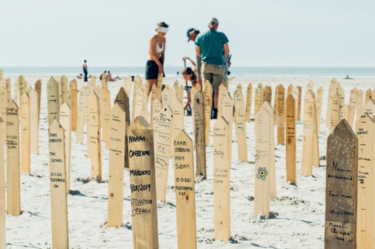 Gedenktekens voor omgekomen vluchtelingen op het strand van Scheveningen (C) Alex Hamstra Photography