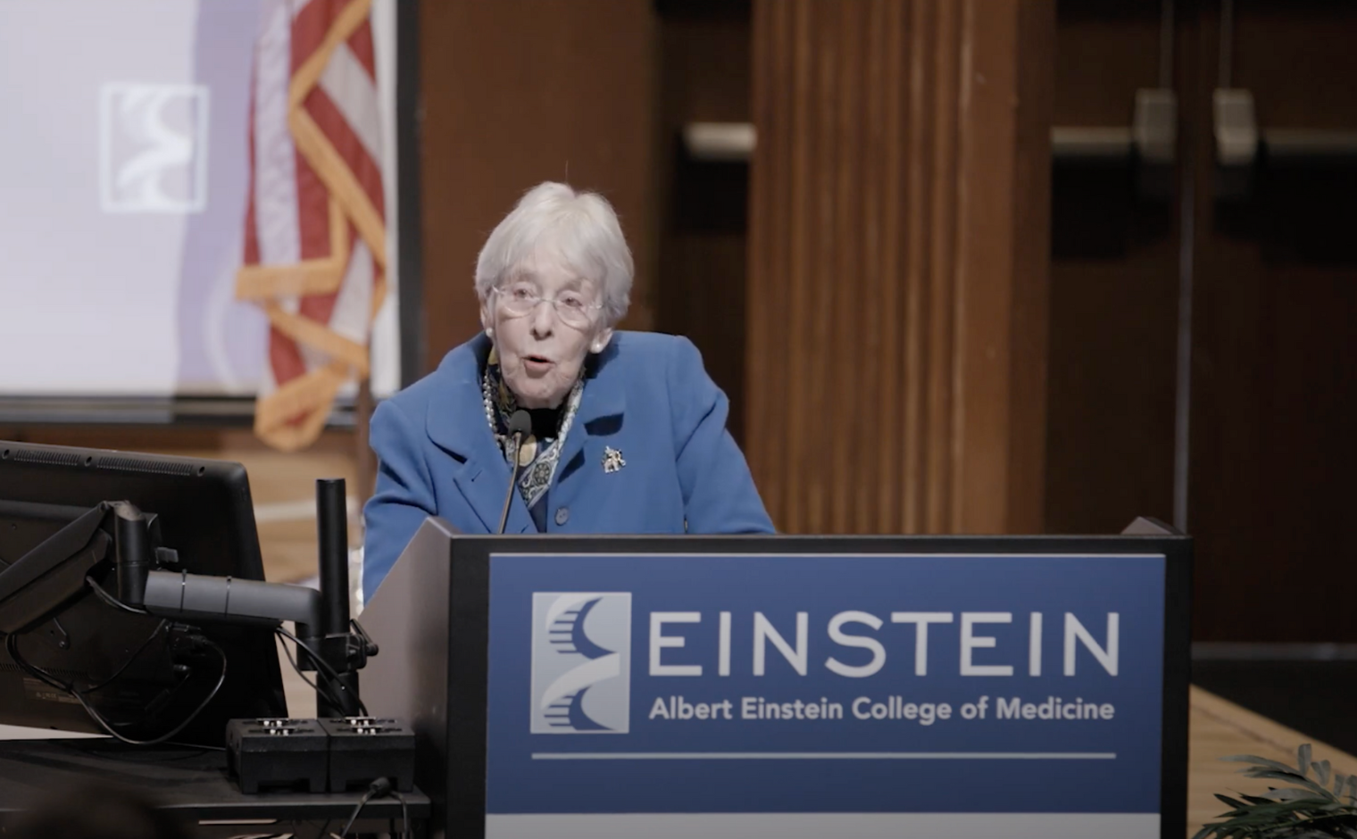 Ruth Gottesman vertelt de studenten het goede nieuws (still uit video).
