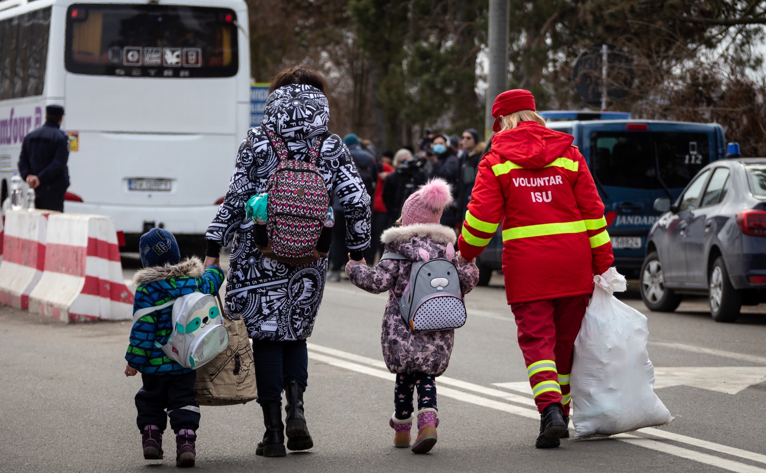 Oekraïense families vluchten de grens over naar Roemenië.