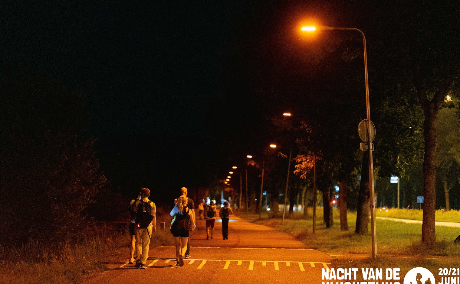 Wandelaars onderweg tijdens de Nacht van de Vluchteling, van Utrecht naar Amersfoort.