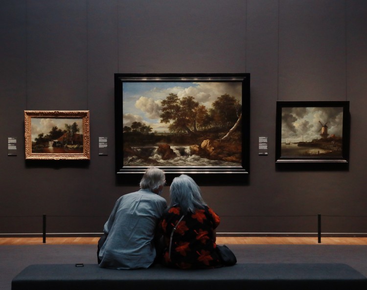 Twee mensen kijken naar de kunst in het Rijksmuseum (C) Kelly Schenk