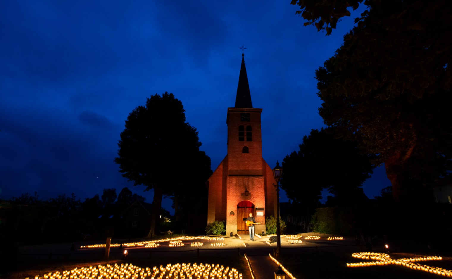 Op Landgoed Hemmen, gelegen tussen Tiel en Arnhem, startte om 4.30 de speciale editie van Alpe d'HuZes tussen de kaarsen.
