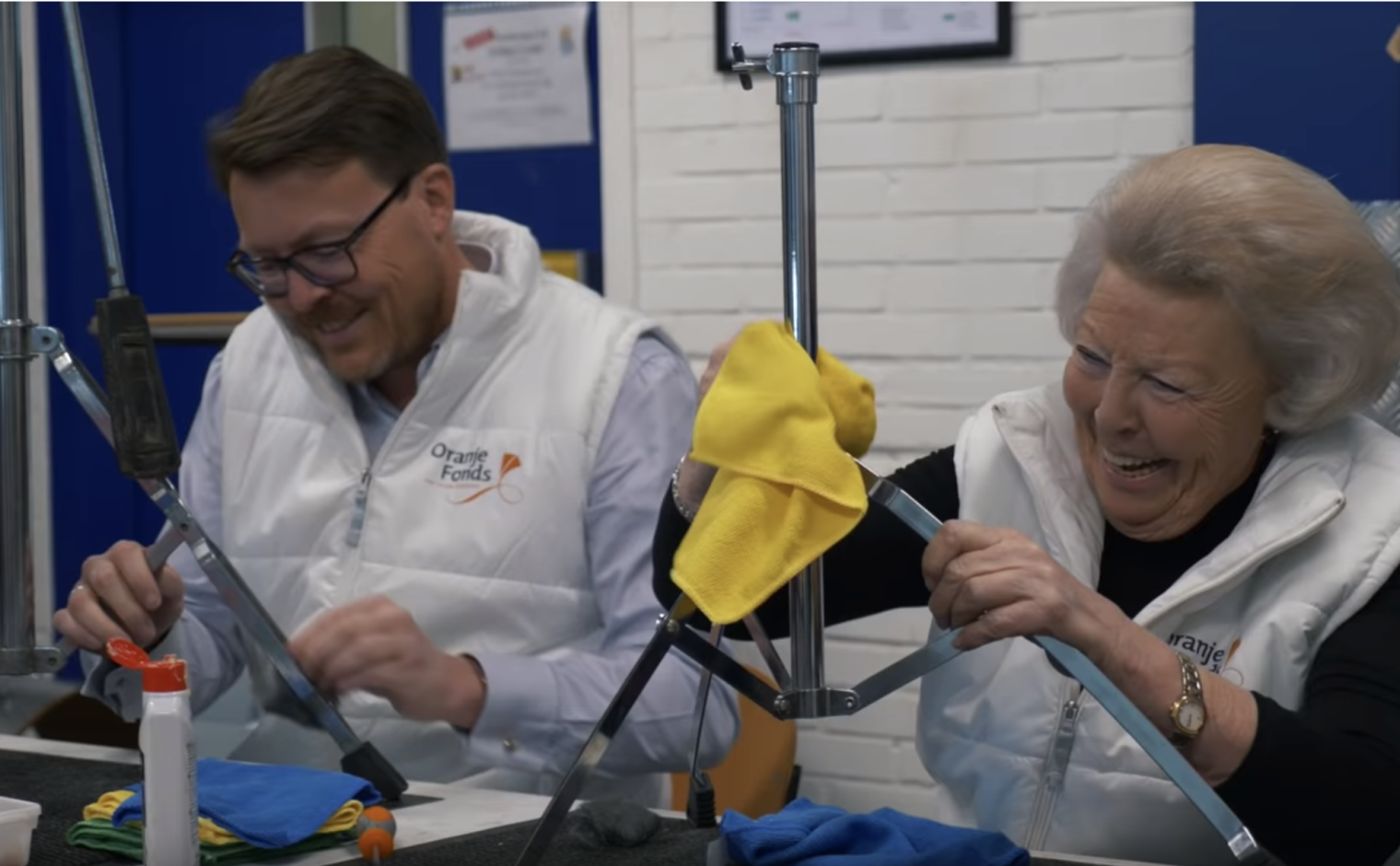 Prins Constantijn en Prinses Beatrix aan de slag in een instrumentendepot in Huizen (beeld uit aftermovie NL Doet)