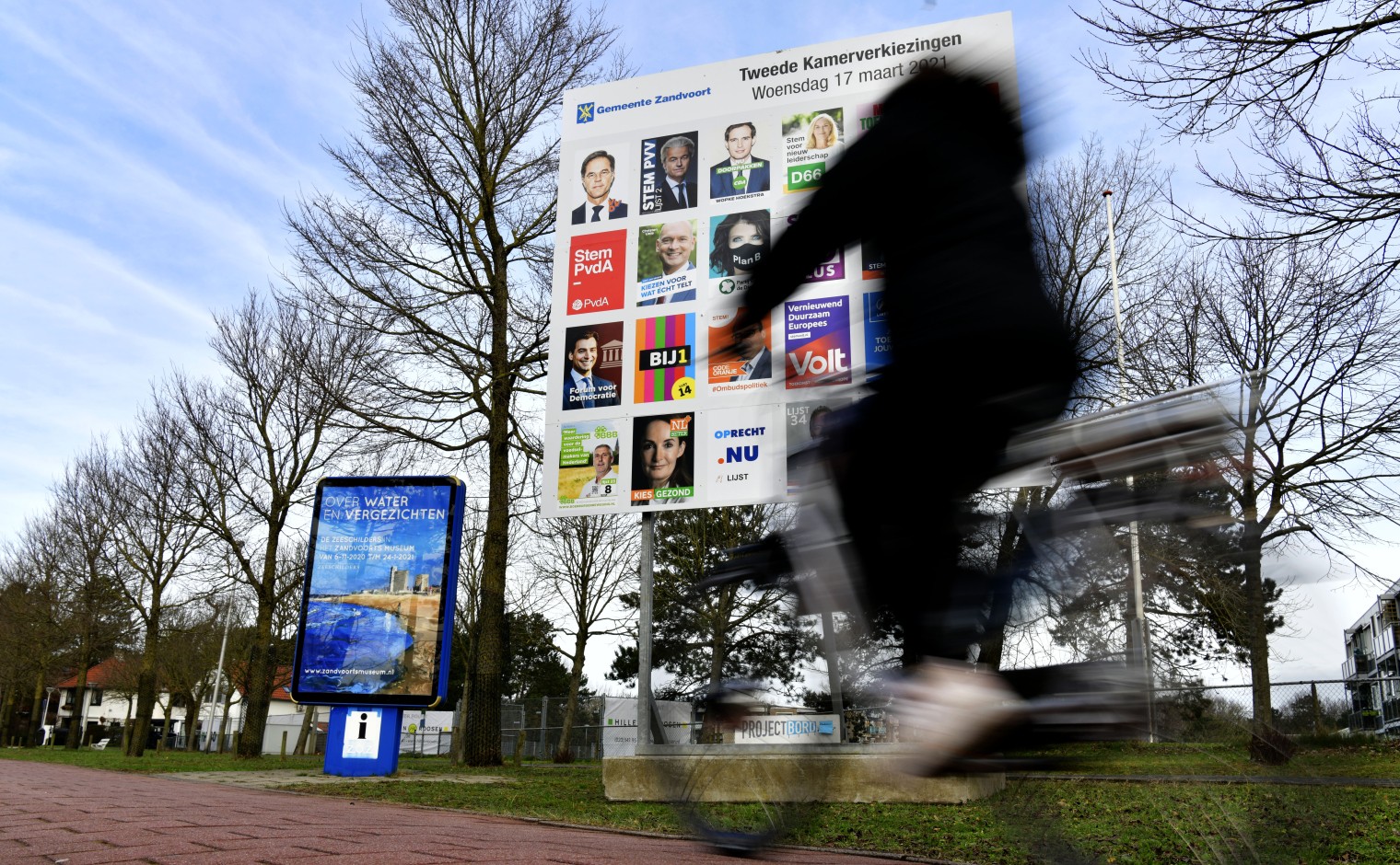 Een bord met posters voor de Tweede Kamerverkiezingen van 2021, in de gemeente Zandvoort.