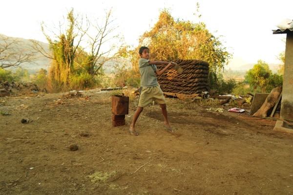 Een jongen speelt cricket in een uithoek van het dorp (C) Jules Goslinga