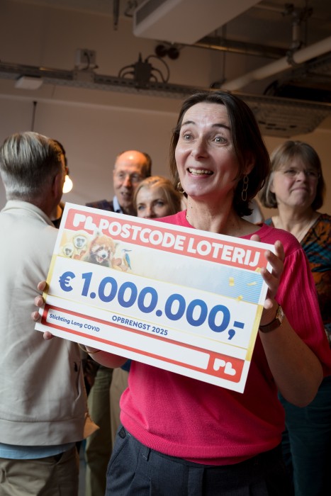Mede-oprichter Ellen Bark-Lindhout met de Postcode Loterij-cheque (C) Saskia Koot