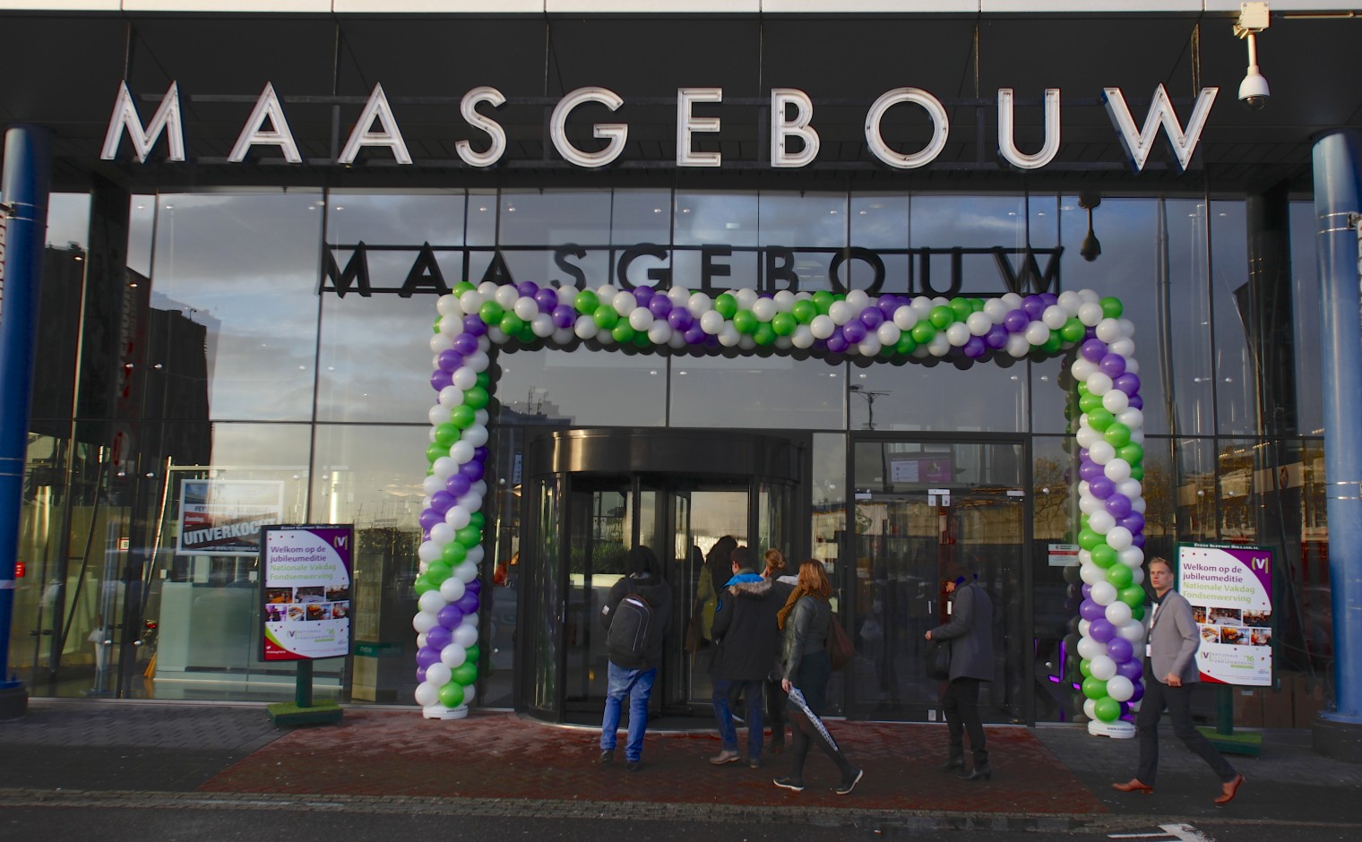De entree van het Maasgebouw, Stadion Feijenoord.