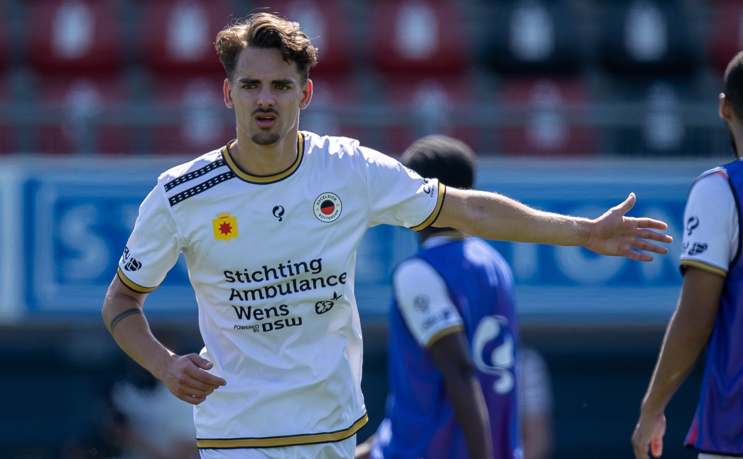 Excelsior Rotterdam speelt in 2022/23 met Stichting Ambulance Wens op het shirt.