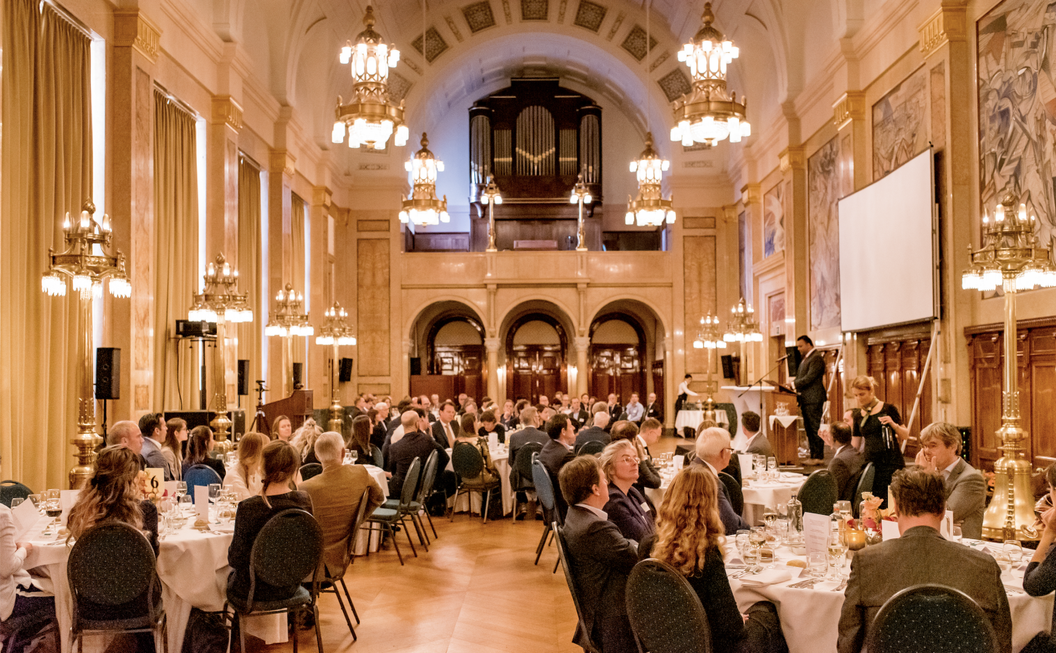 Goedgevulde zaal bij het jubileum van Social Impact Bonds.