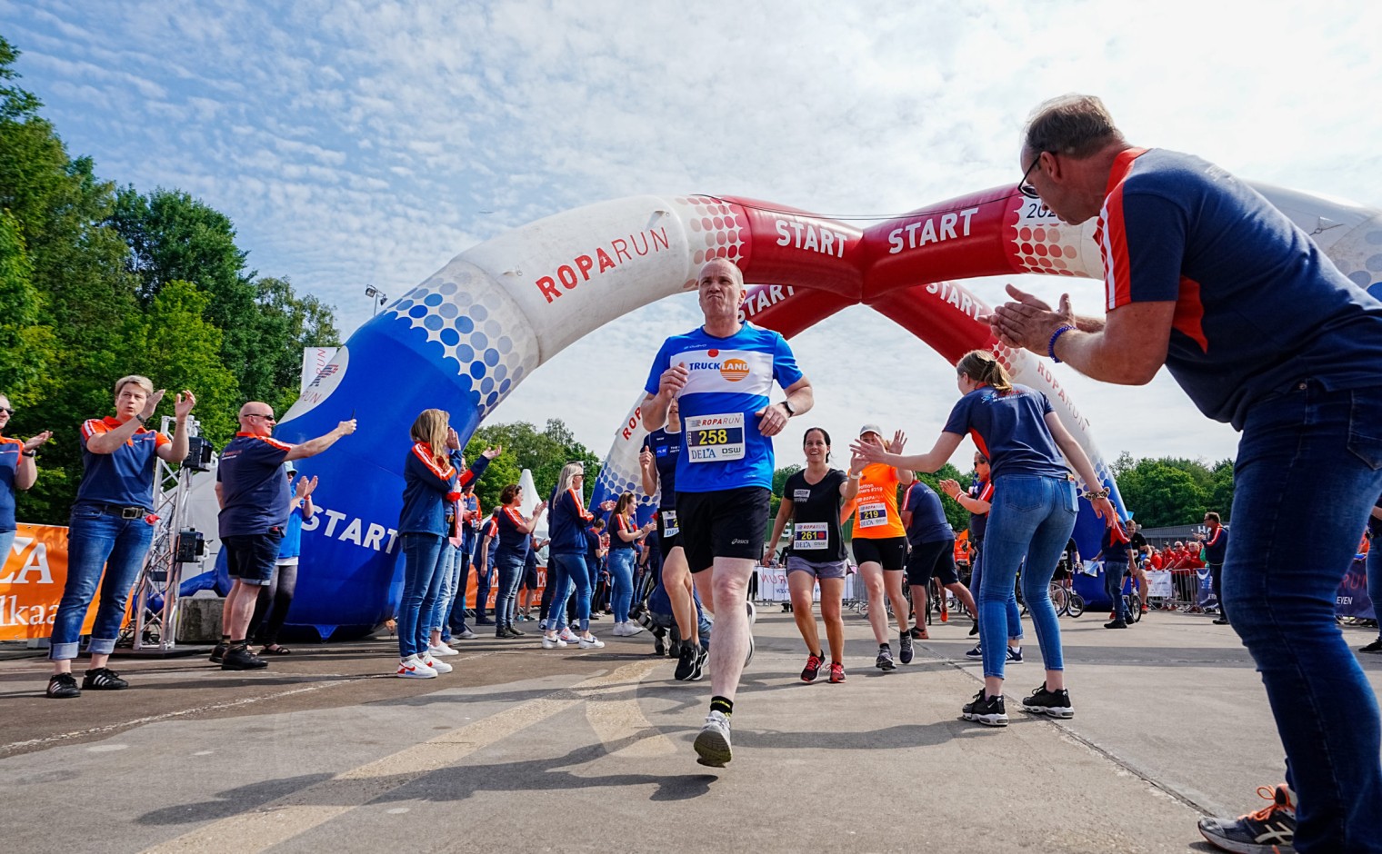 De start van de Roparun 2022, op Vliegveld Twenthe.