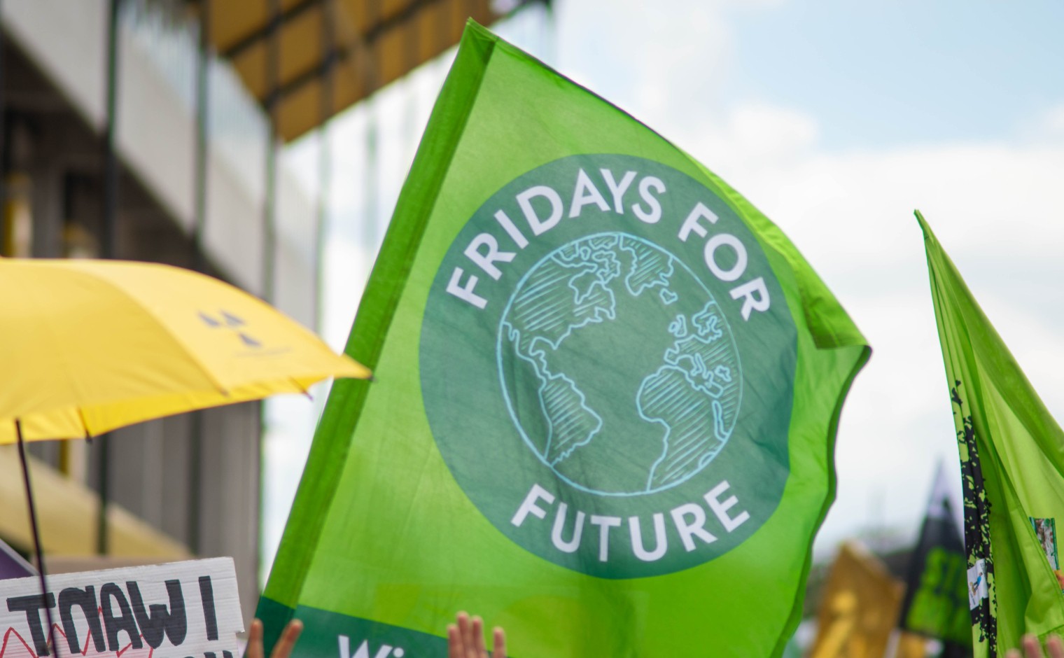 Een vlag van initiatiefnemer Fridays for Future bij een manifestatie in Duitsland.
