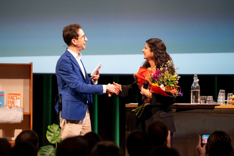 Magnolia Tovar neemt de felicitaties in ontvangst (C) Zout Fotografie
