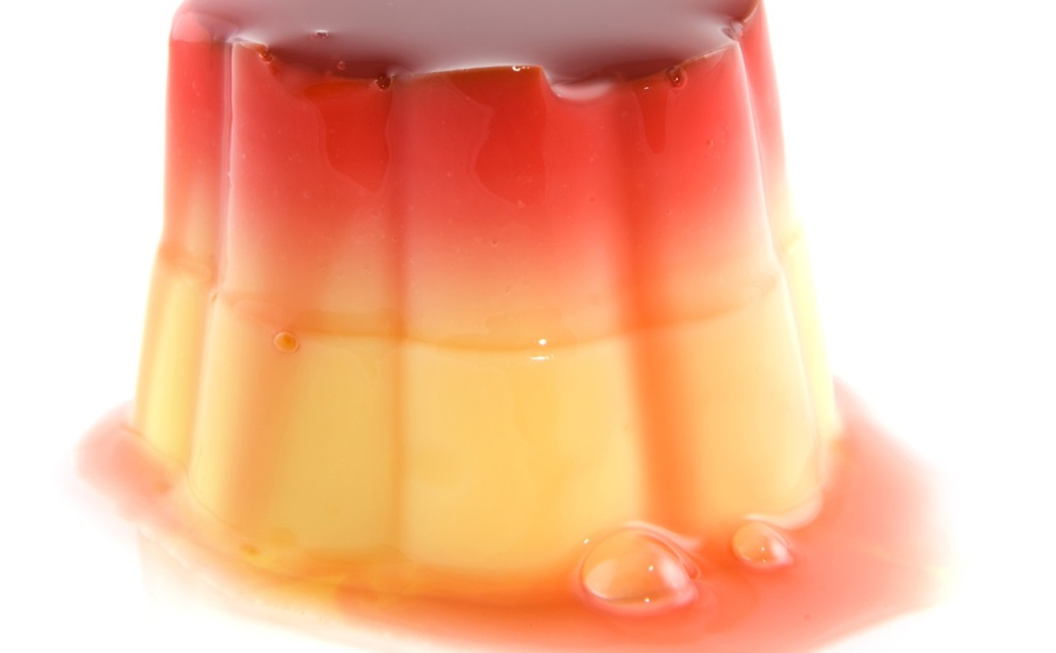 Een mona pudding met frambozensaus.