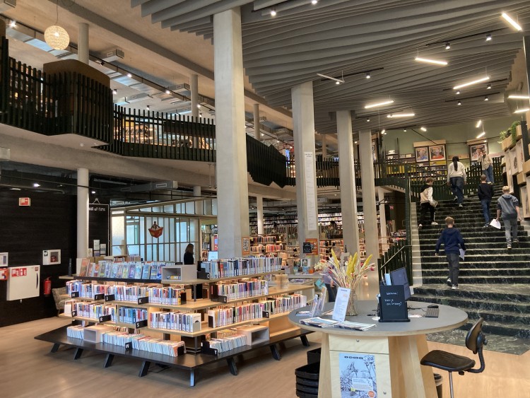 Roeland staat één dag per week als medewerker in het moderne interieur van de bieb (C) Roeland van der Hoorn