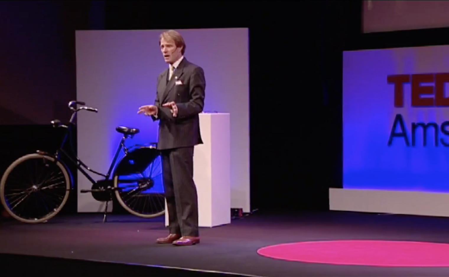 Jacob Gelt Dekker tijdens een TedX evenement in Amsterdam, 2009.