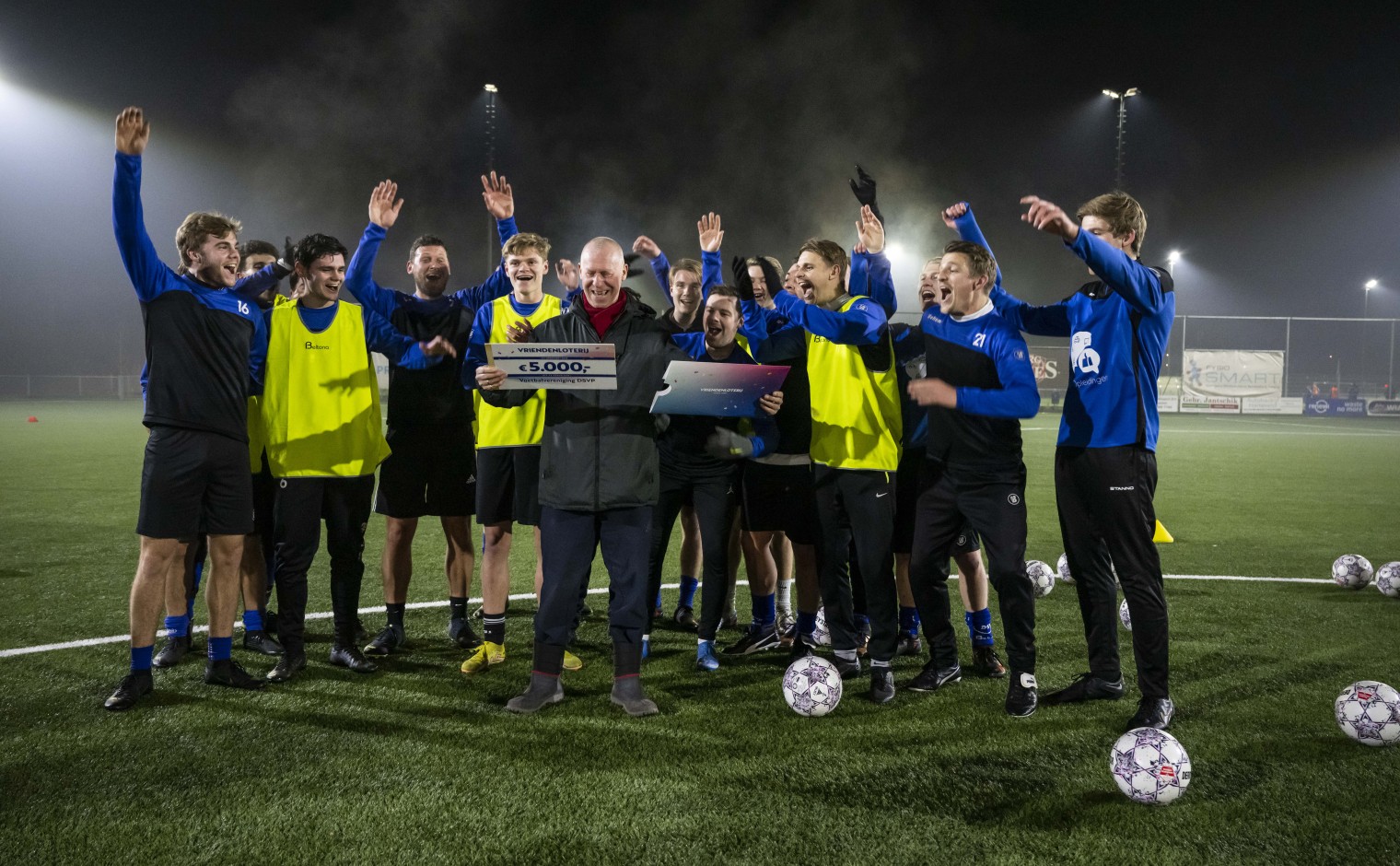 Voetbalvereniging DSVP nam een extra schenking van 5.000 euro in ontvangst.