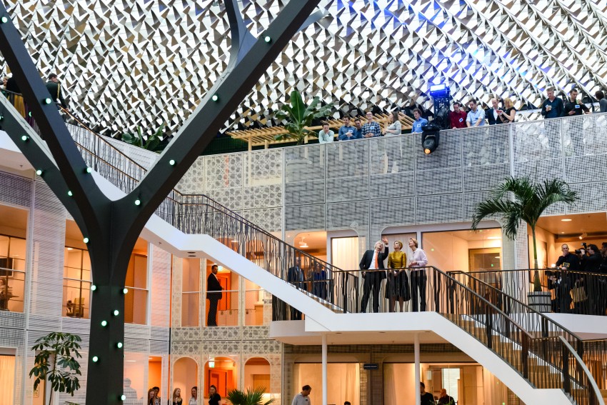 Hare Majesteit Koningin Máxima krijgt een rondleiding door het nieuwe duurzame kantoor. Fotocredits: Roy Beusker.