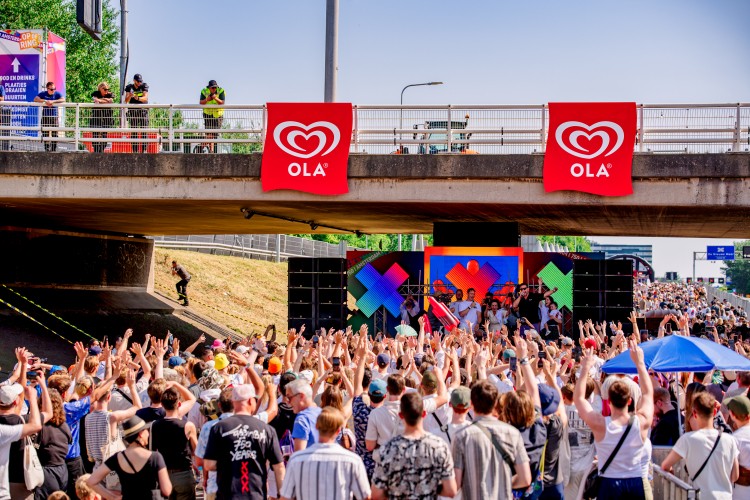 Optreden van Kriss Kross Amsterdam op de A10, gepresenteerd door Ola (C) MNO Photo
