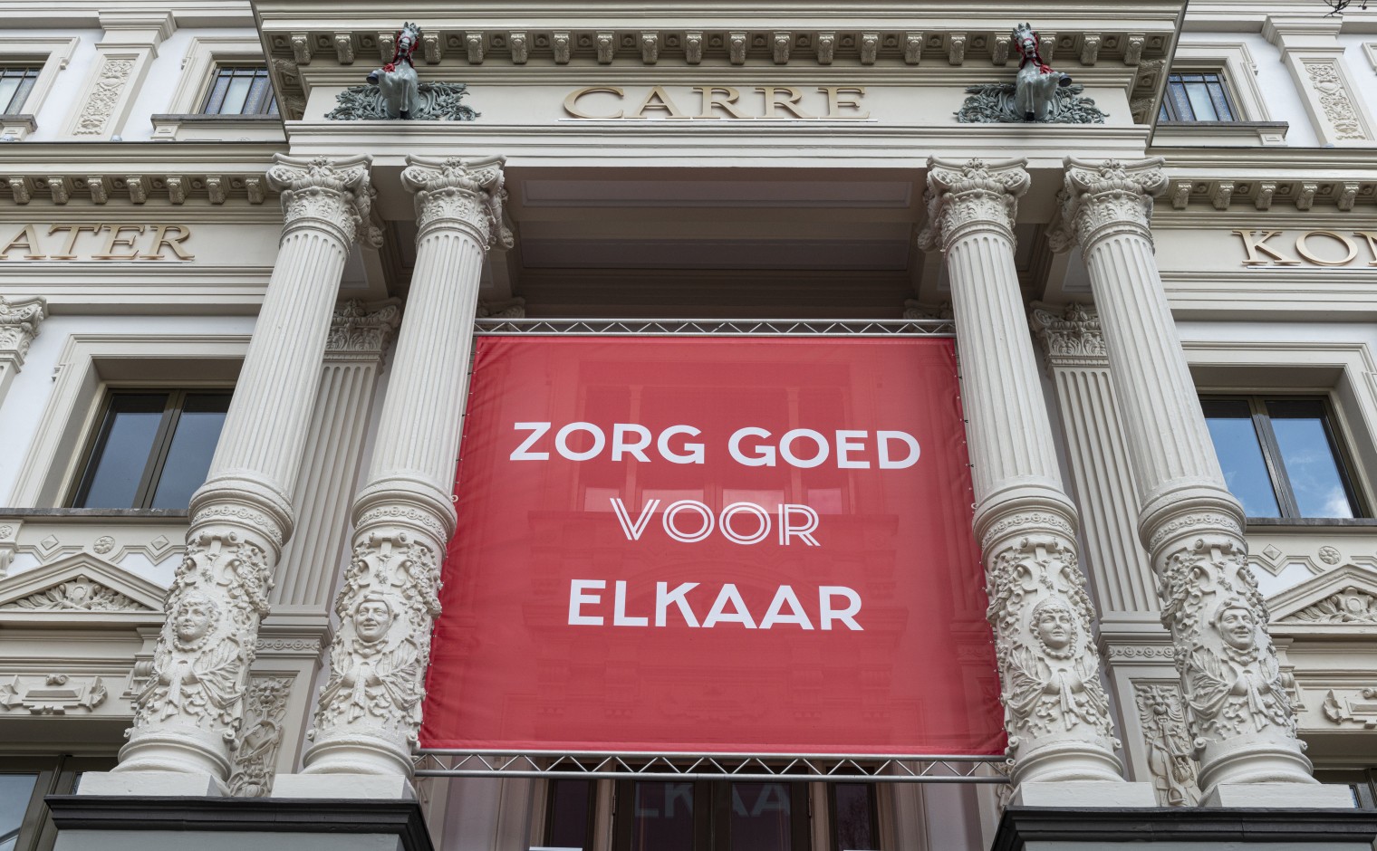 Koninklijk Theater Carré is gesloten vanwege de Corona crisis. Op het gebouw hangt de tekst van Eberhard van der Laan ' Zorg goed voor elkaar".