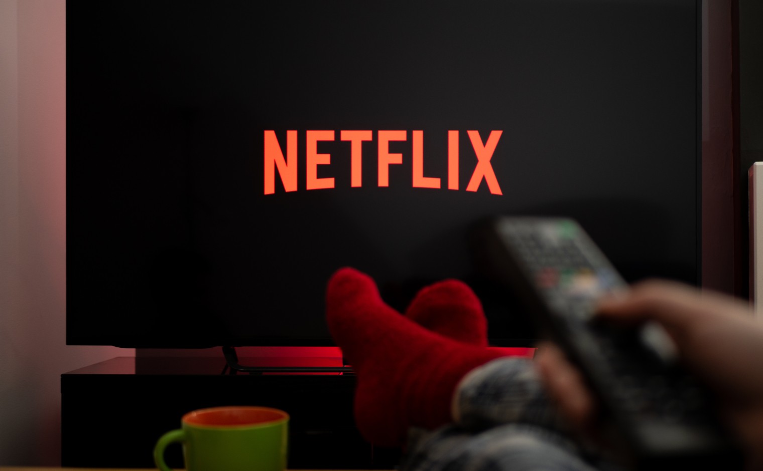 Het logo van Netflix op een televisie.