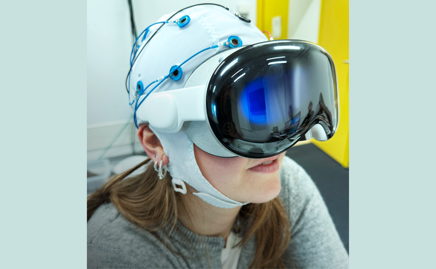 Een vrouw met een EEG-helm die hersenactiviteit kan meten.