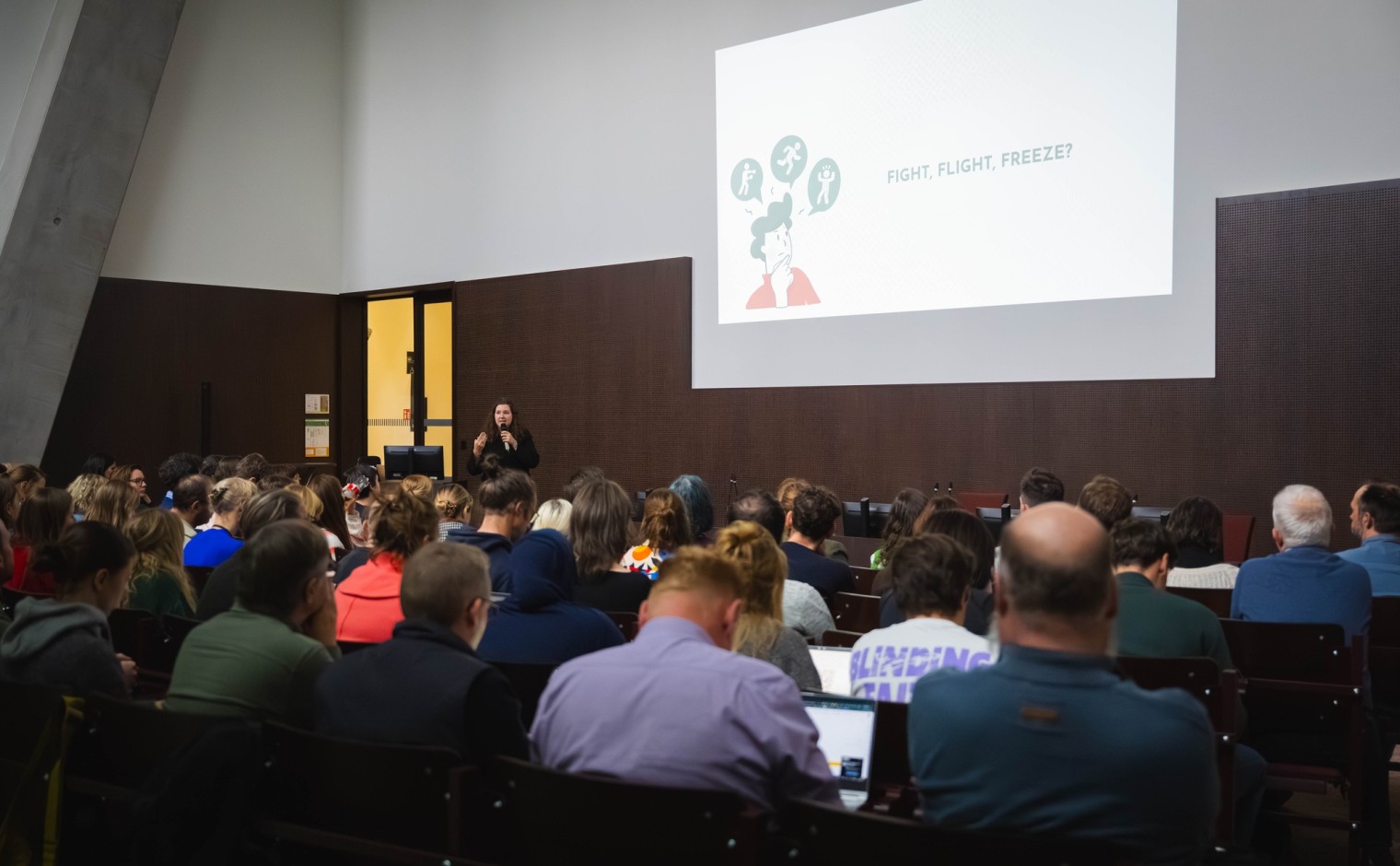Delphine van Belleghem presenteert tijdens bijeenkomst van de
vereniging van Vlaamse Community Managers (VLCM)