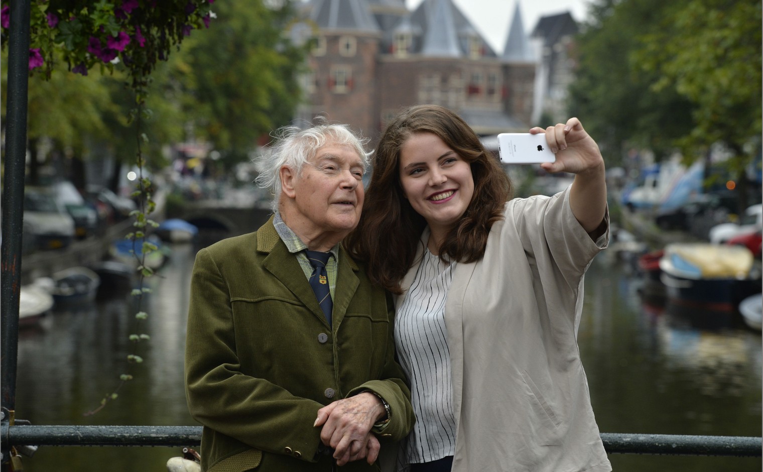 Meneer de Waard (88) en zijn studentvrijwilliger Judith Stevens zijn maatjes via Stichting SeniorenStudent, ondersteund door het Oranje Fonds.