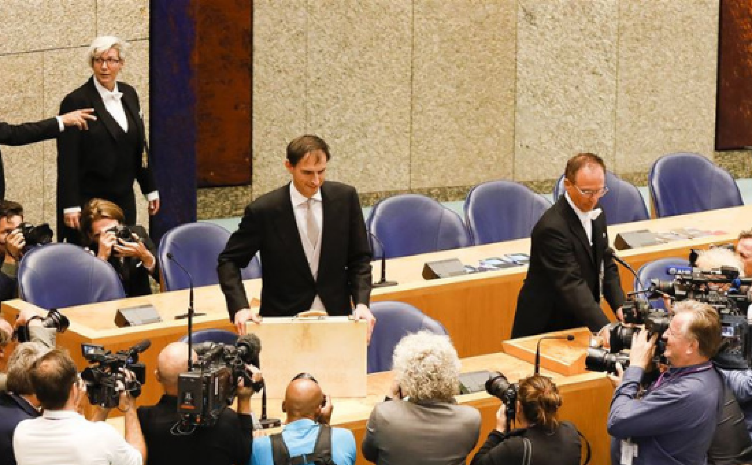 Minister Wopke Hoekstra van Financiën presenteert het koffertje met de rijksbegroting en miljoenennota.