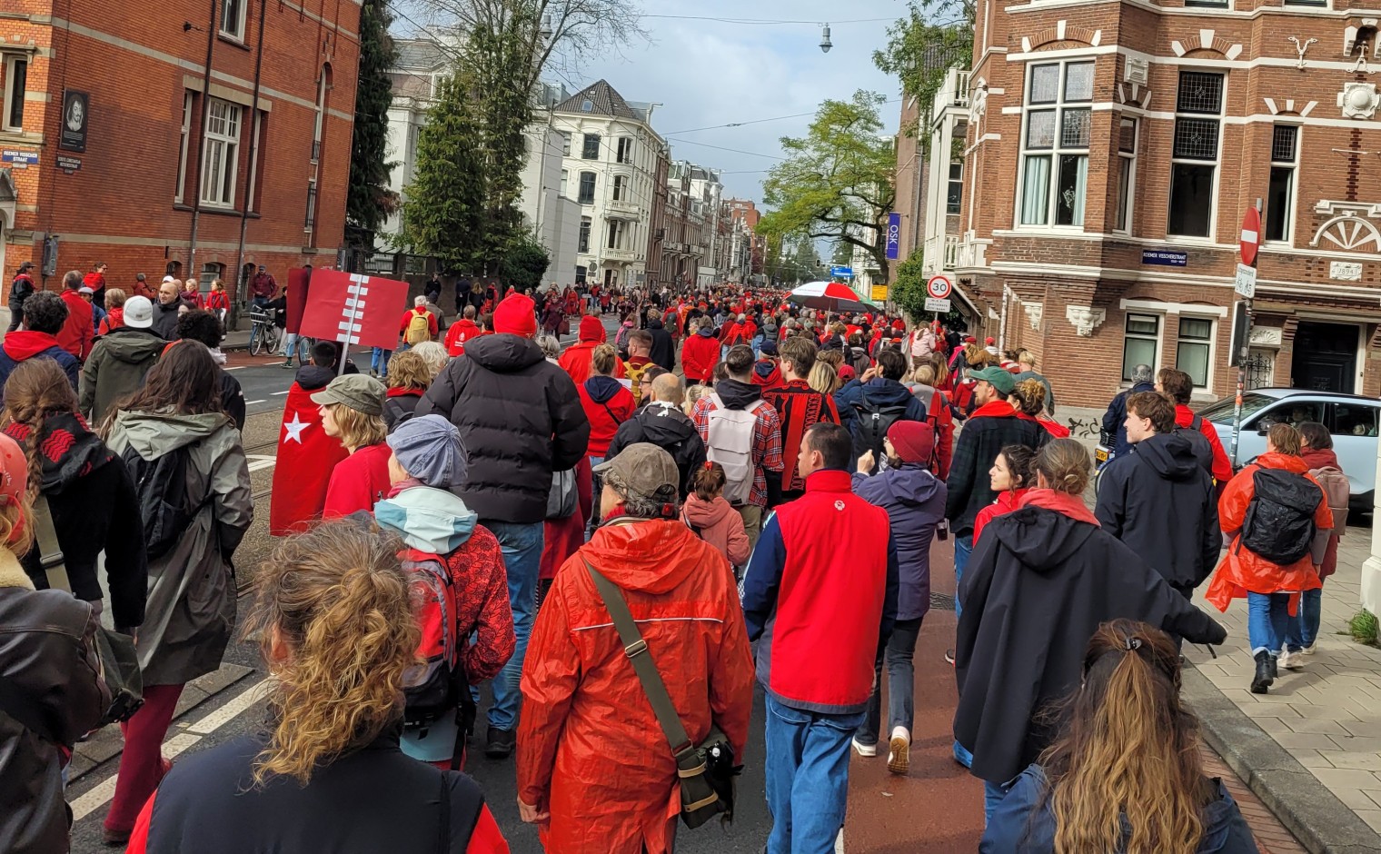 Demonstranten in de Rode Lijn, 5 oktober 2025 in Amsterdam.