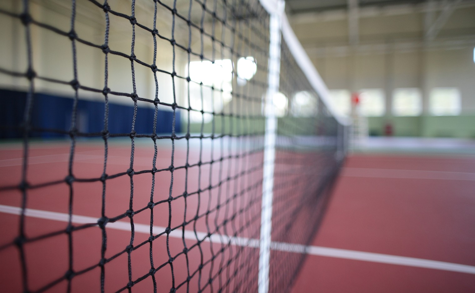 Interieur van een indoor tennisbaan