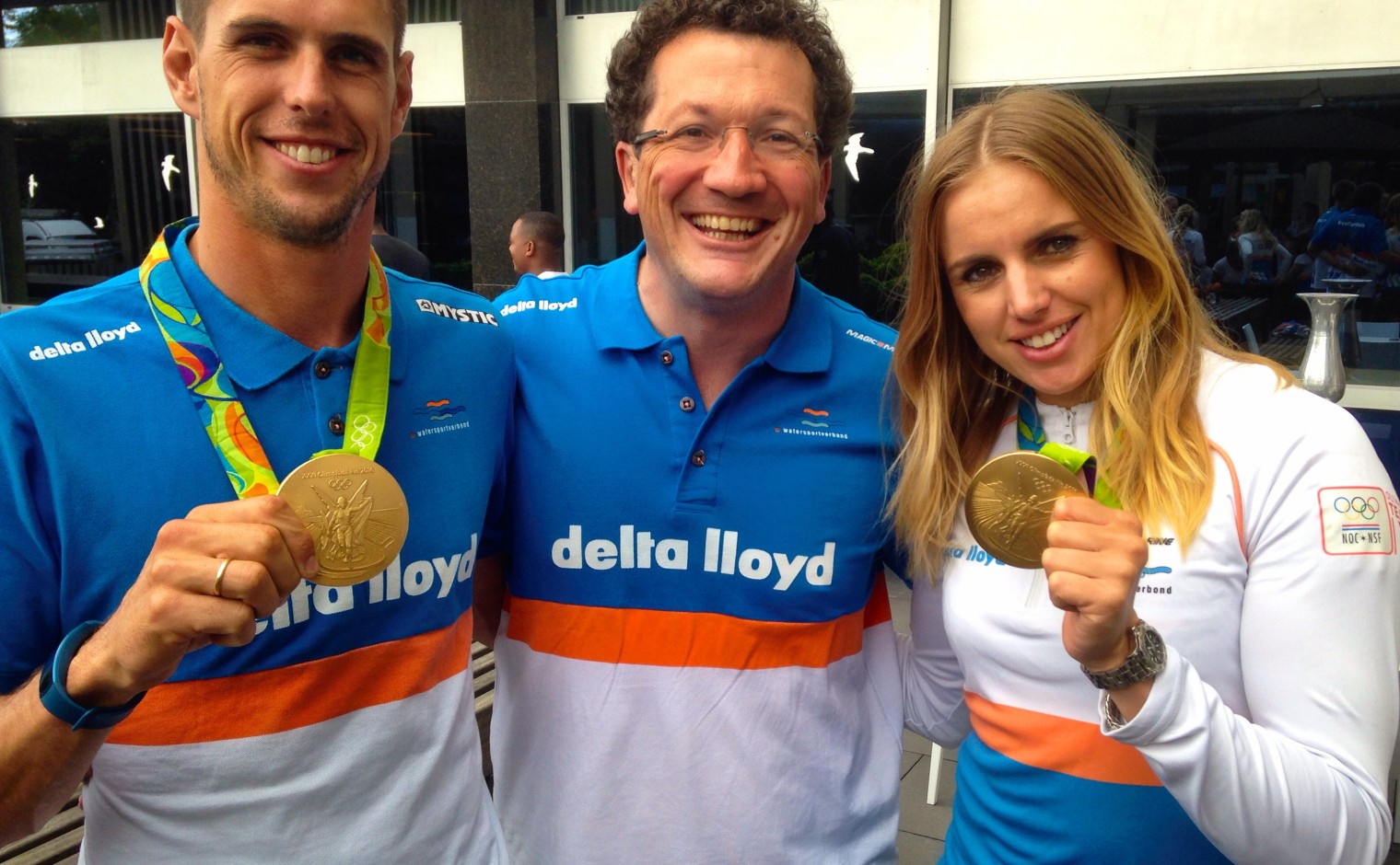 Wim de Bundel (midden) met windsurfer Dorian van Rijsselberghe en zeilster Marit Bouwmeester.