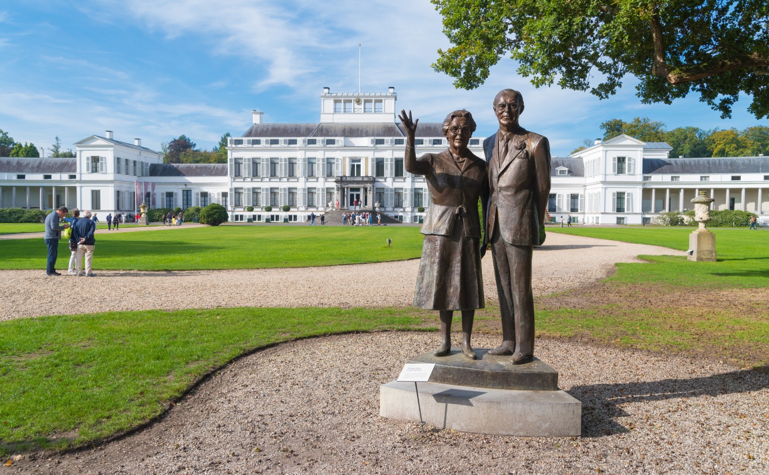 Beeld van prins Bernhard en voormalig koningin Juliana voor Paleis Soestdijk.