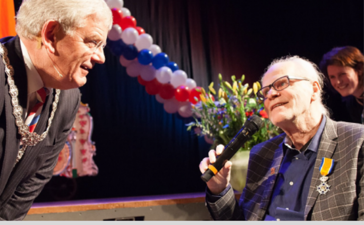 Maarten Stoopendaal tijdens de uitreiking van zijn ridder orde (Orde van Oranje Nassau).