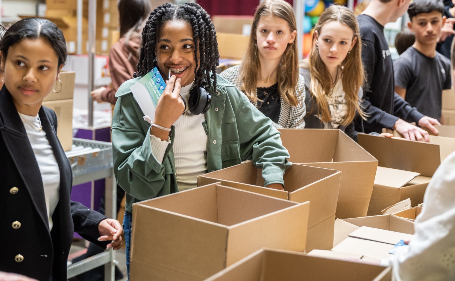 Jongeren pakken verjaardagsboxen in voor kinderen in armoede.