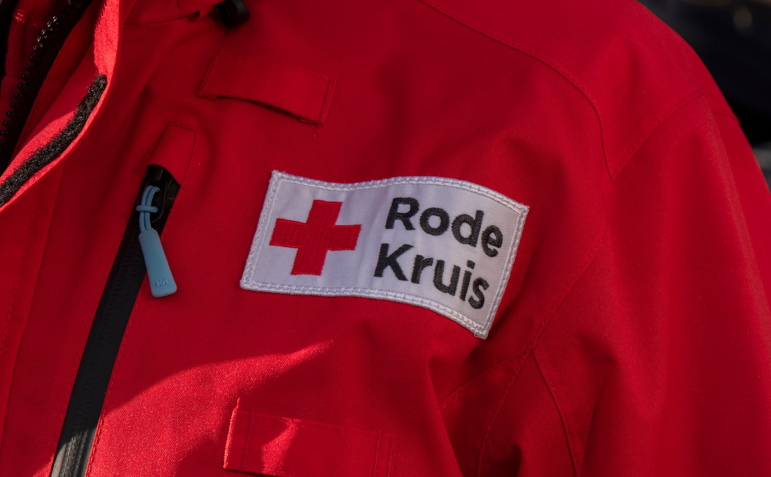 Het logo van het Rode Kruis op een jasje.