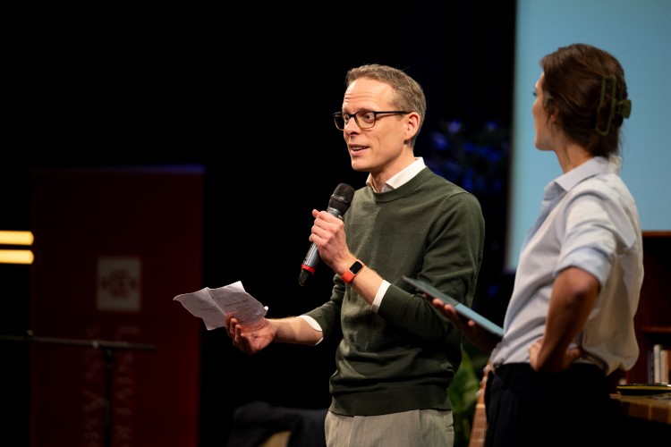 Bram Schaper maakt de resultaten van Doneer Effectief bekend (C) Zout Fotografie