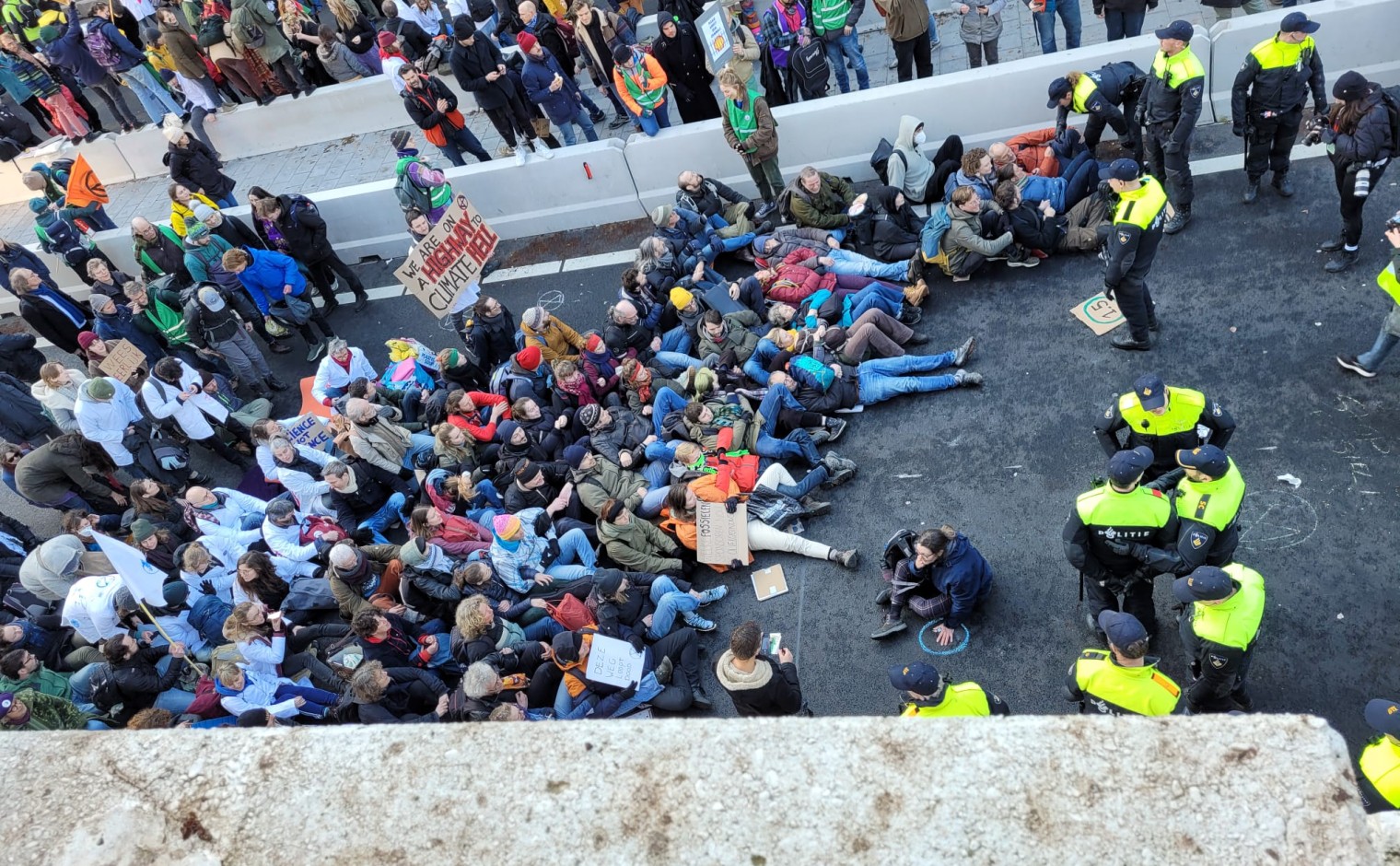 Honderden activisten van Extinction Rebellion demonstreerden zaterdag 28 januari tegen fossiele subsidies. Van boven werden zij aangemoedigd.