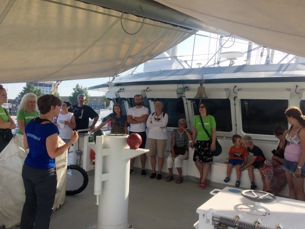 Geïnteresseerden luisteren aandachtig naar de uitleg die tijdens de rondleiding werd gegeven. Geïnteresseerden luisteren aandachtig naar de uitleg die tijdens de rondleiding werd gegeven.