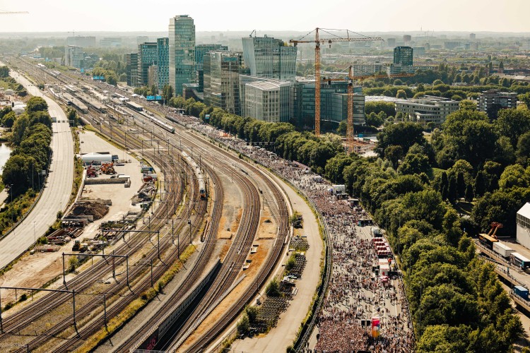 Op 21 juni stond de A10 bombol feestende Amsterdammers (C) Ole Methans