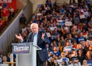 Bernie Sanders en zijn wanten halen 1,8 miljoen dollar op voor goede doelen