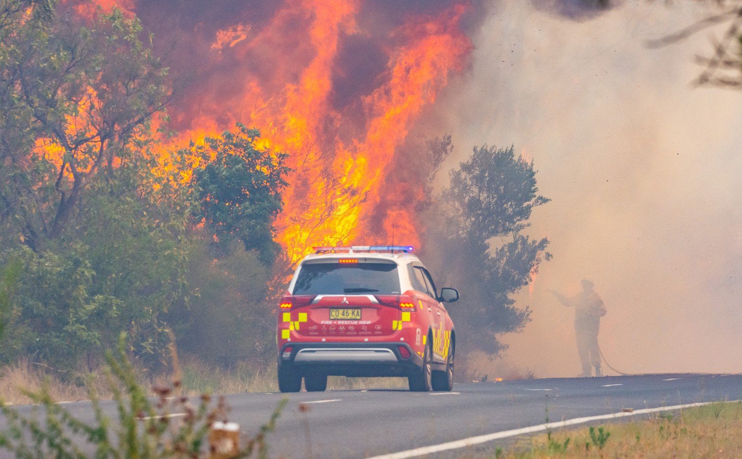 Een bosbrand wordt bestreden in Buxton, in de hardst getroffen deelstaat New South Wales.
