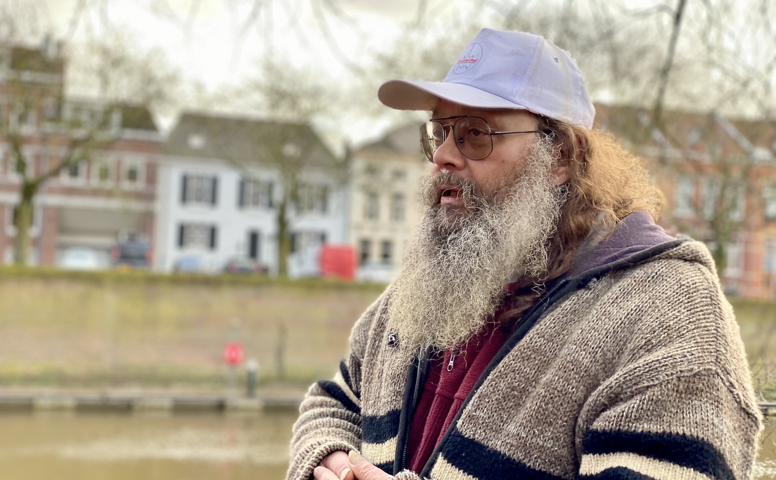 Arjan leidt mensen rond door Den Bosch.
