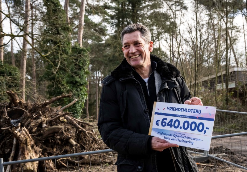 Teus Eenkhoorn met de cheque van de Vriendenloterij (C) Jurgen Jacob Lodder