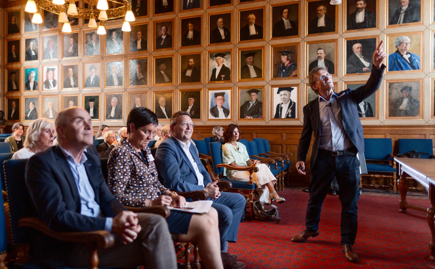 Ben Feringa houdt een lezing voor Vrienden en Supporters van het Ubbo Emmius Fonds.