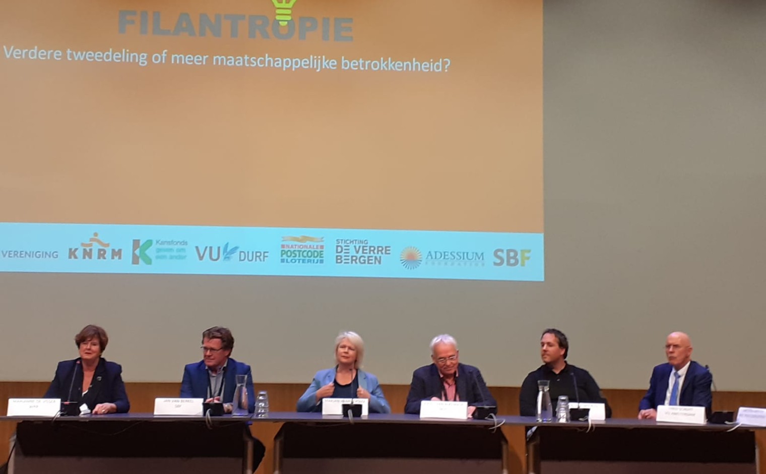 Het panel tijdens het symposium rond de presentatie van het nieuwe boek van Theo Schuyt (uiterst links)